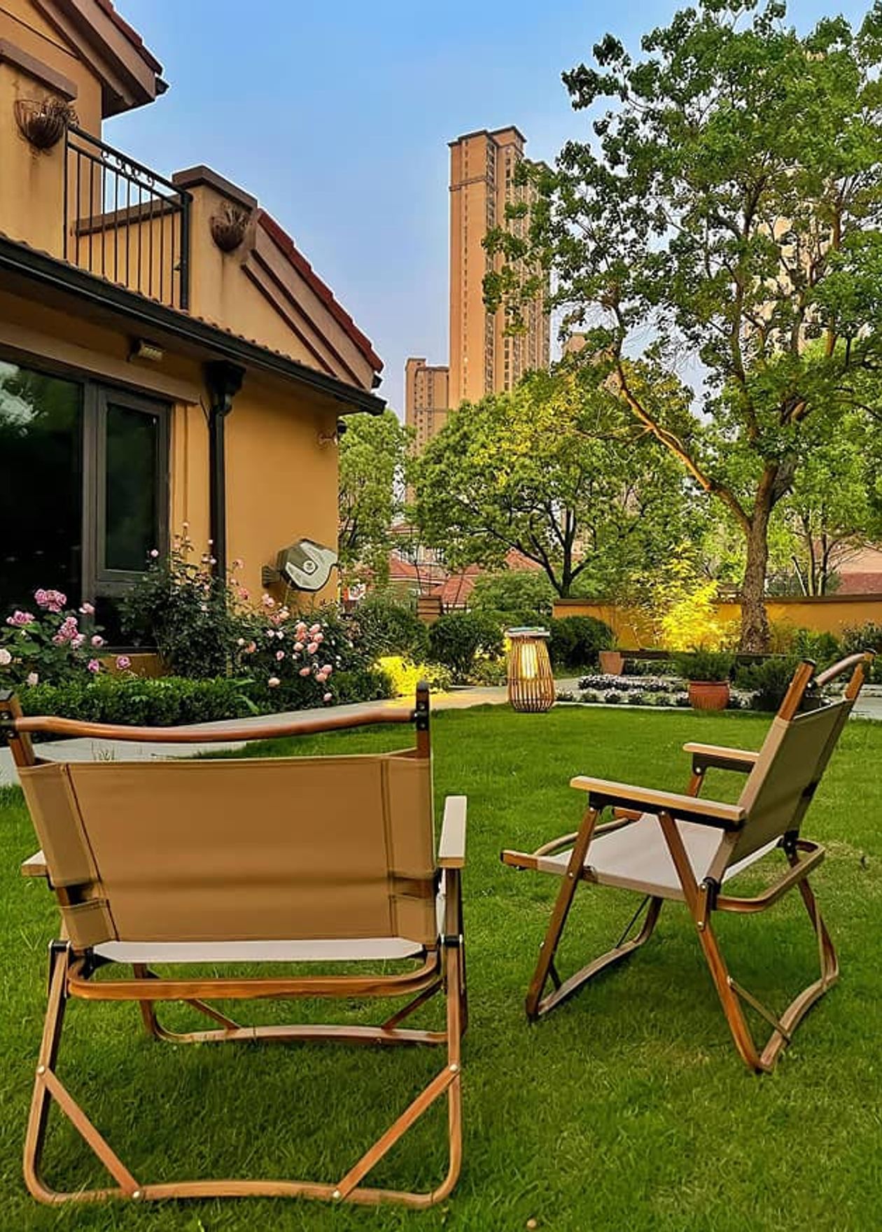 beautiful manicured lawn in a pristine backyard setting